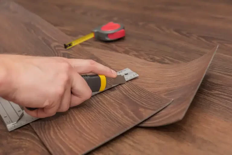 วิธีซ่อมกระเบื้องยางหลุดร่อน ทำเองได้ ไม่ต้องง้อช่าง