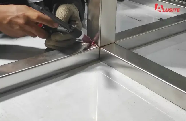 สแตนเลสผิวแฮร์ไลน์ vs สแตนเลสผิวเงา ต่างกันอย่างไร