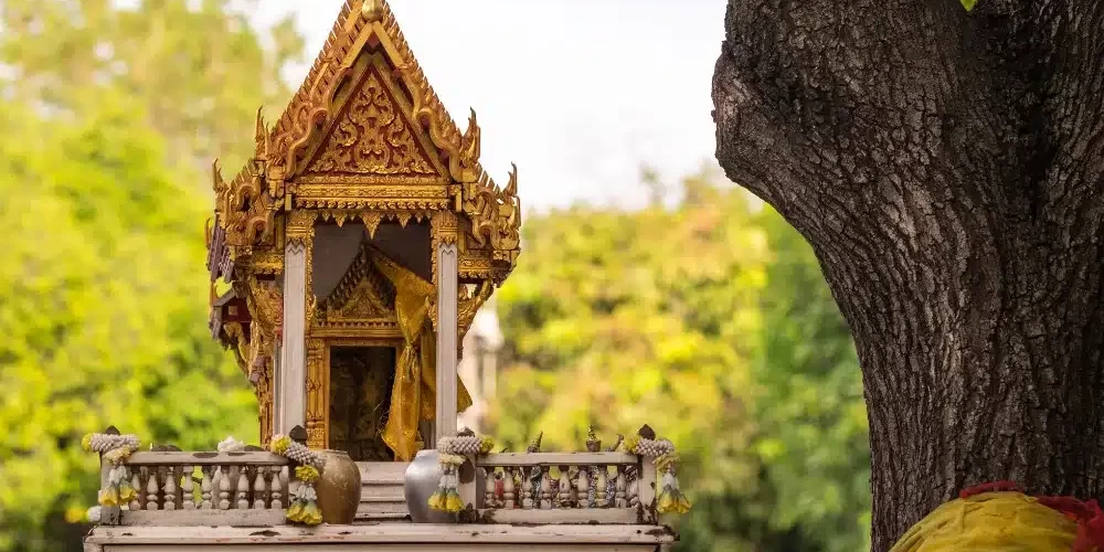 จุดธูปไหว้เจ้าที่และศาลพระภูมิ