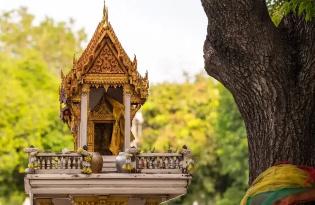 จุดธูปไหว้เจ้าที่และศาลพระภูมิ