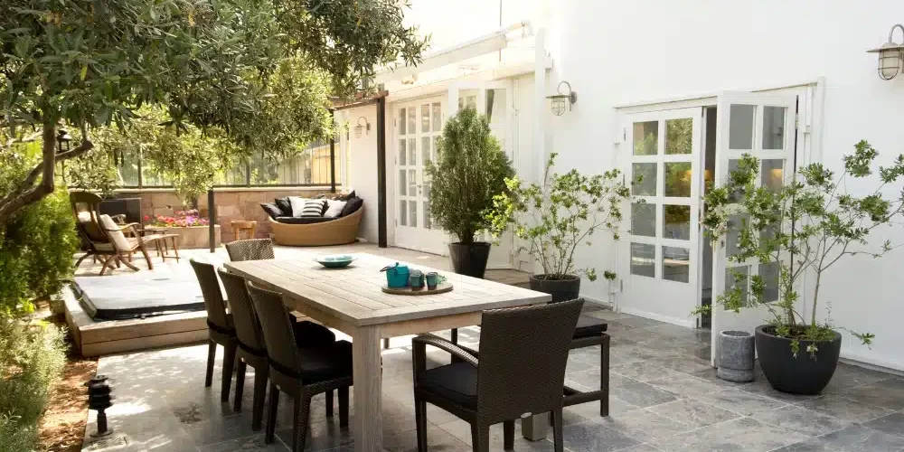 2.1 ไอเดียปูกระเบื้องรอบบ้าน เปลี่ยนพื้นเก่าให้สวยมีระดับ ไอเดียปูกระเบื้องรอบบ้าน