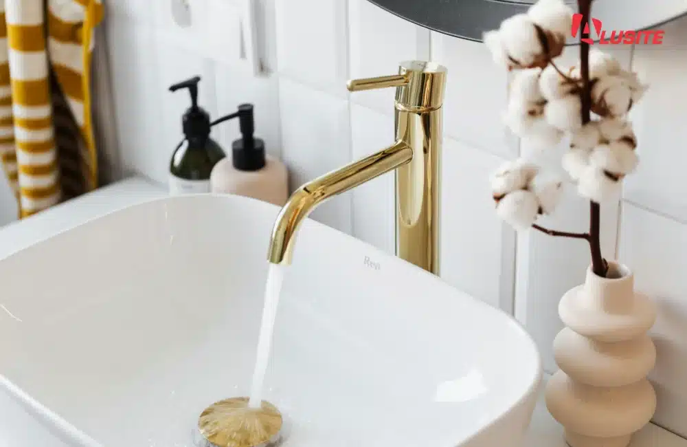 ก๊อกน้ำและอุปกรณ์ในห้องน้ำ