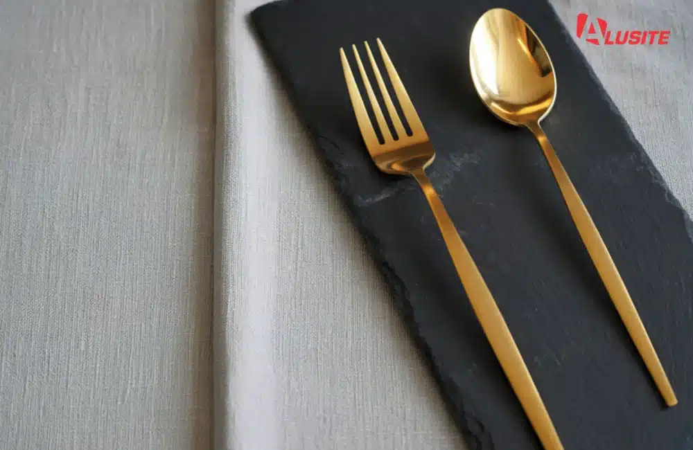 ชุดจานชามและช้อนส้อม