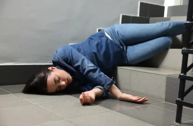 ลื่นตกบันได อุบัติเหตุภายในบ้านที่ไม่ควรมองข้าม