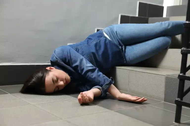 ลื่นตกบันได อุบัติเหตุภายในบ้านที่ไม่ควรมองข้าม